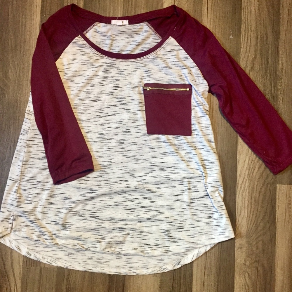 Baseball style shirt with burgundy sleeves